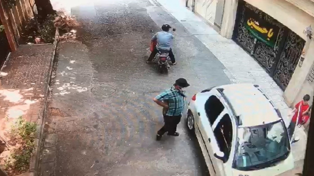 زورگیری خشن از یک مادر و کودک در روز روشن + فیلم