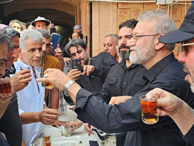 پذیرایی لاریجانی از زوار در یک موکب‌ + فیلم