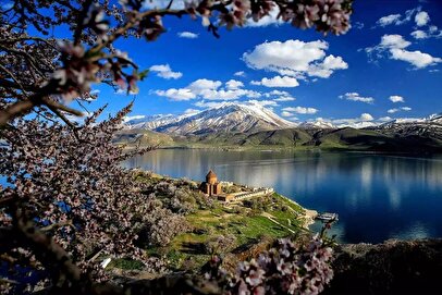 راز دریاچه‌ای که موهای شناگران را طلایی می‌کند!+فیلم