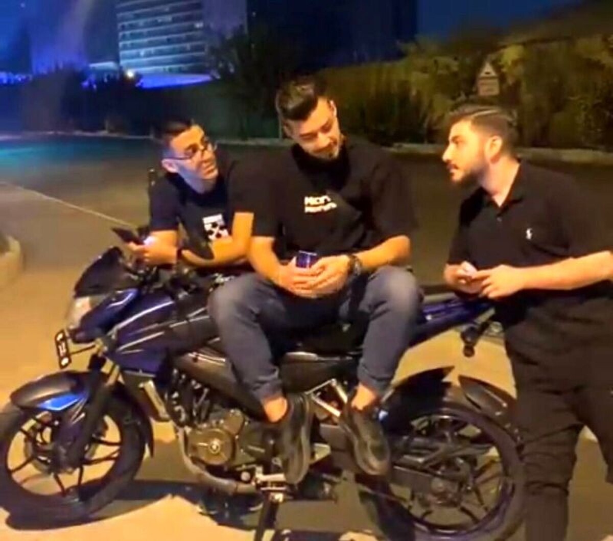 سارق موتور حمیدرضا روحی آن را پس داد! سارق موتور حمیدرضا روحی آن را پس داد!