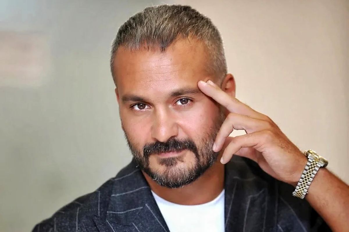 سلفی دوستانه میلاد کی‌مرام در قلبِ آسمان!+بیوگرافی