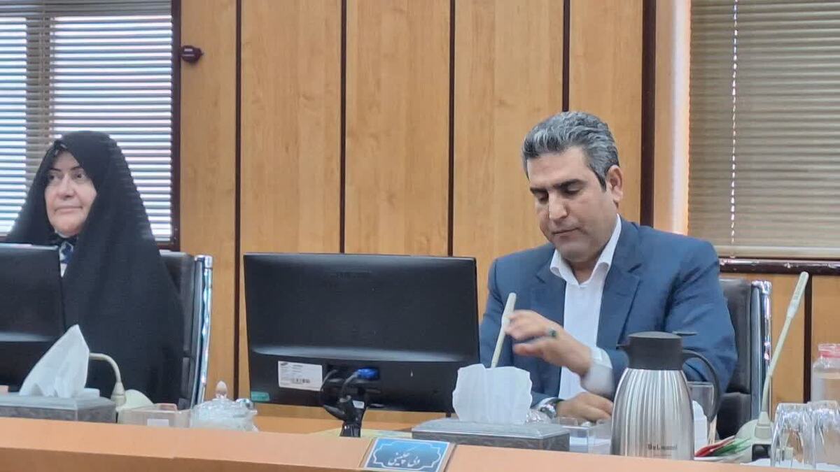 عضو شورای شهر قزوین با چماق وارد صحن علنی شورا شد! عضو شورای شهر قزوین با چماق وارد صحن علنی شورا شد!