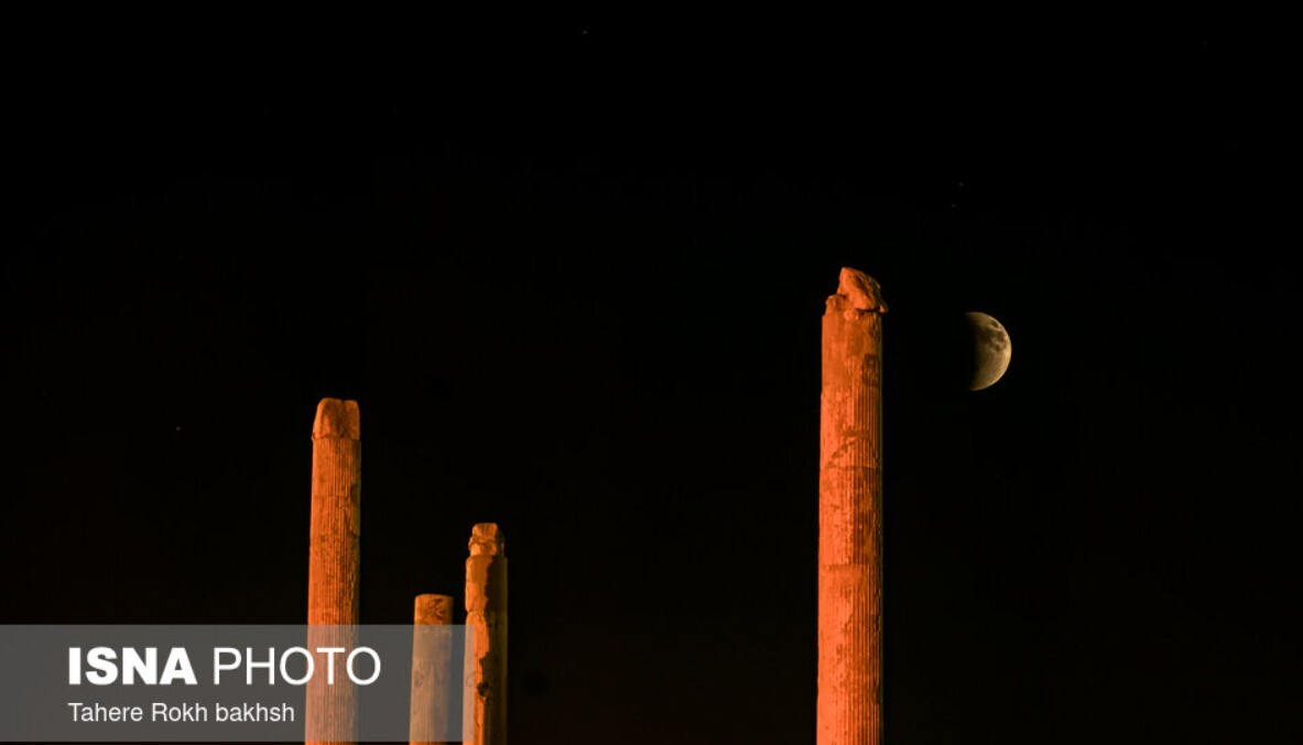عکس ماه گرفتگی ۱۶ شهریور ۱۴۰۴ / از برج آزادی تا تخت جمشید آسمان قرمز شد