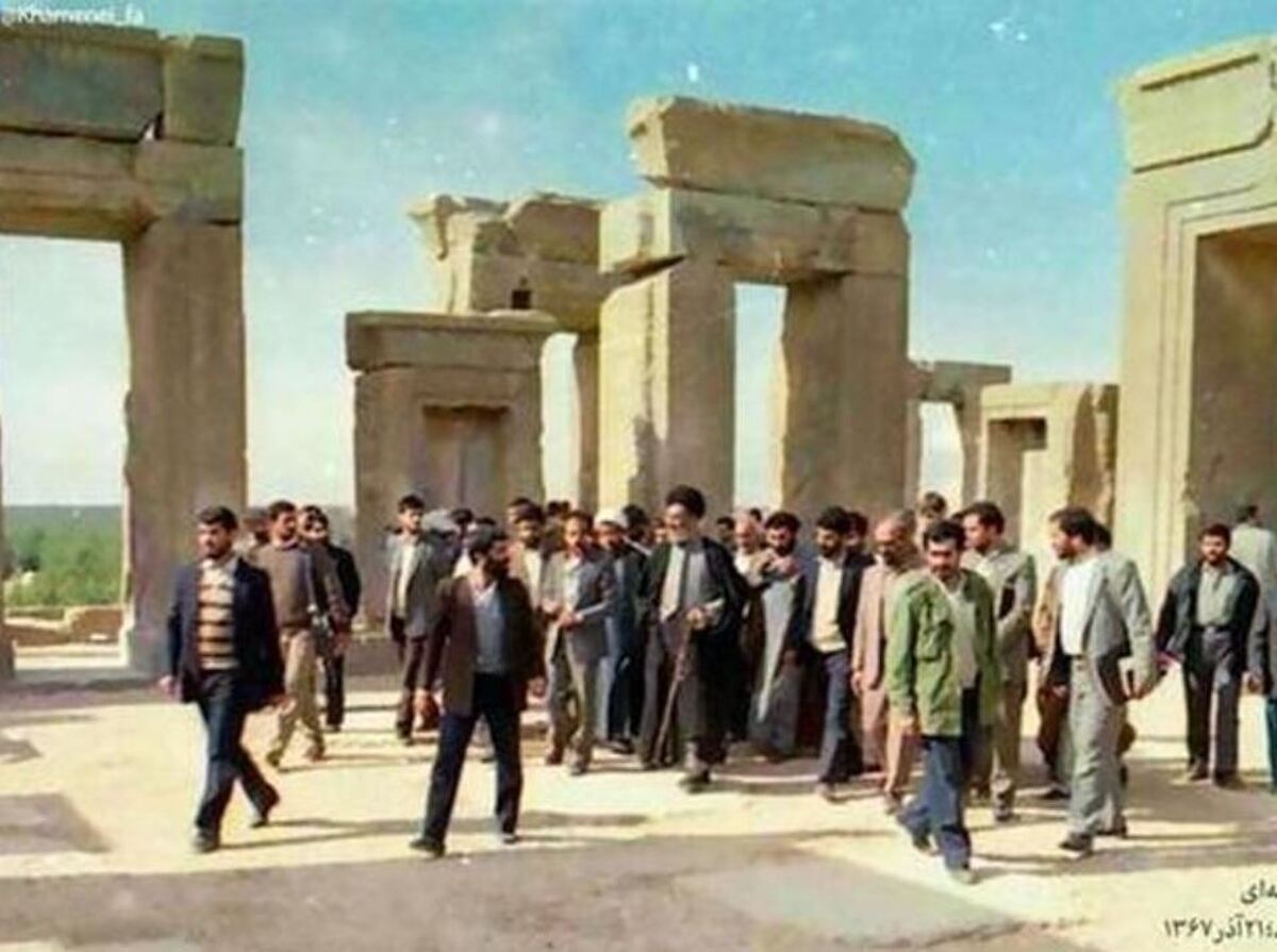 بازدید آیت‌الله خامنه‌ای از تخت جمشید + عکس