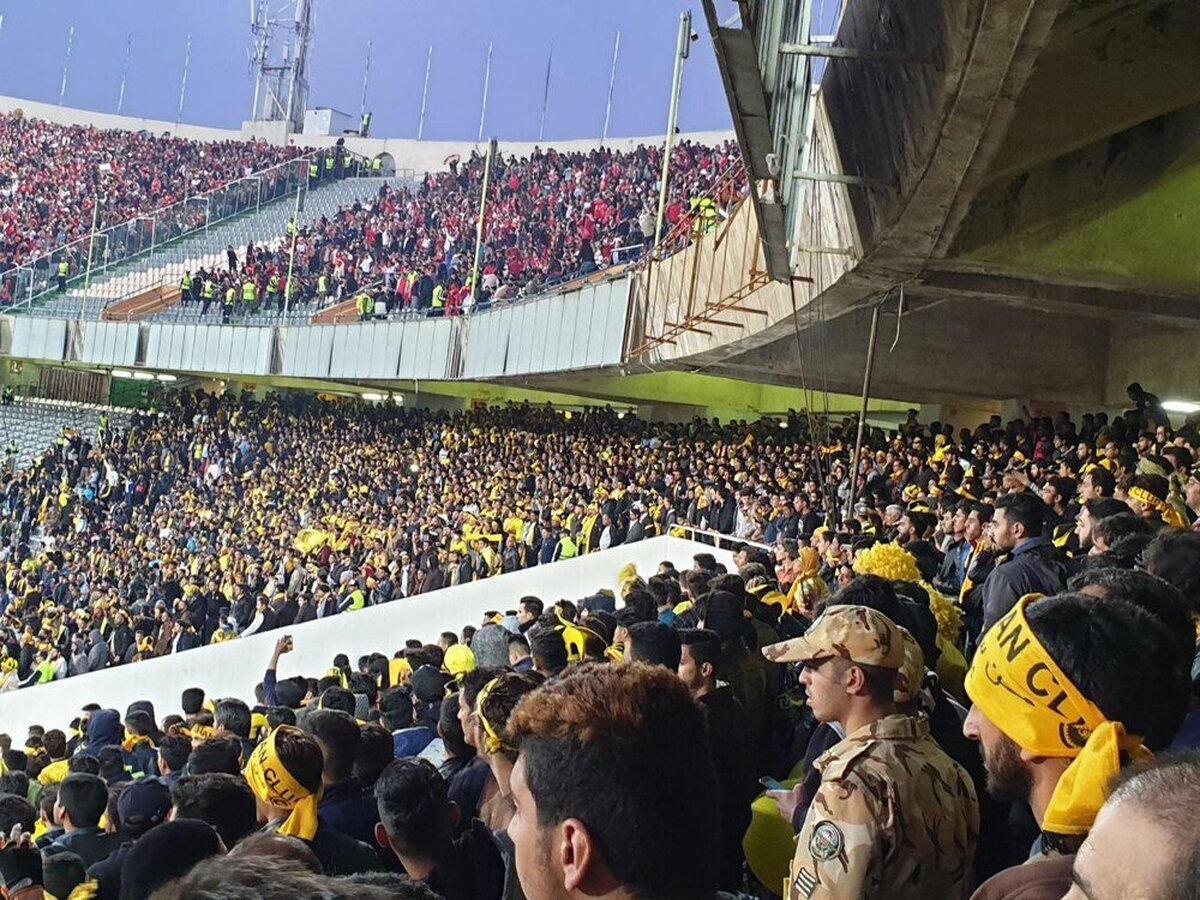 درگیری هواداران پرسپولیس و سپاهان پیش از بازی حساس / سر هوادار پرسپولیس را شکستند درگیری هواداران پرسپولیس و سپاهان پیش از بازی حساس / سر هوادار پرسپولیس را شکستند