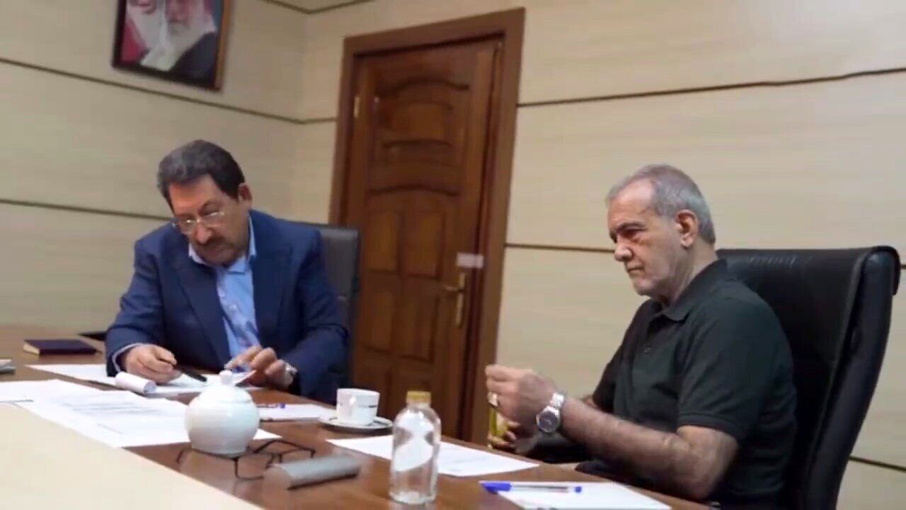 پوشش شوکه کننده پزشکیان در وزارت صمت + عکس