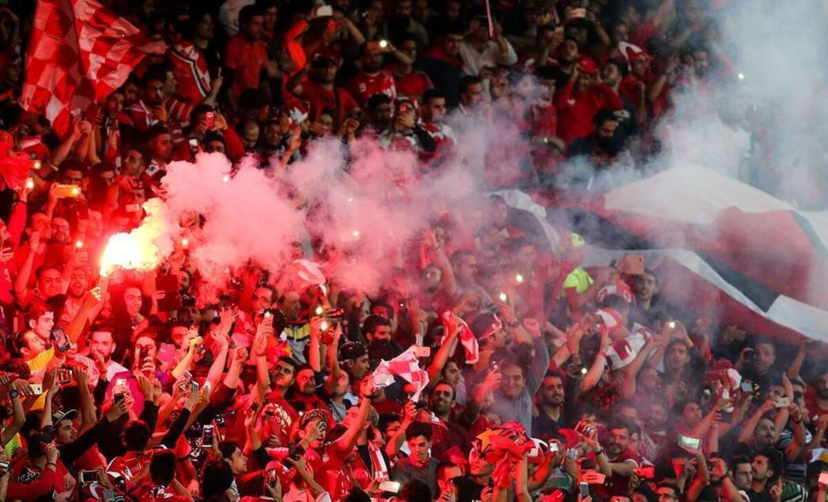 حمله هواداران پرسپولیس به نماینده مجلس حمله هواداران پرسپولیس به نماینده مجلس