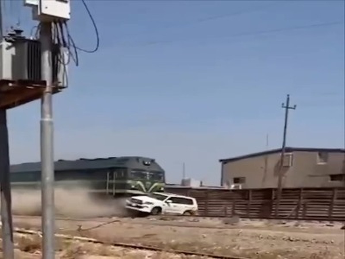 برخورد وحشتناک قطار با لندکروزر + فیلم