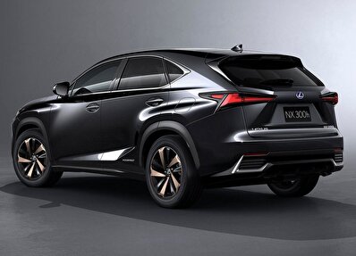 قیمت فوق‌العاده خودروی لوکس در بازار اعلام شد