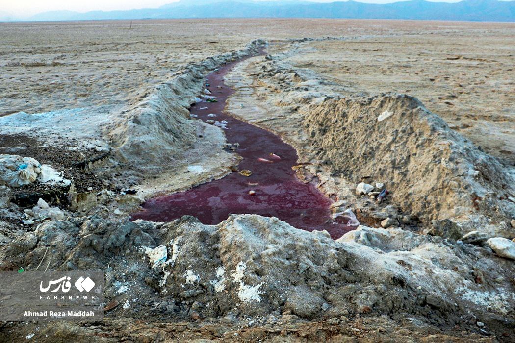 تصاویر تلخ از خشک شدن دریاچۀ مهارلو + تصاویر