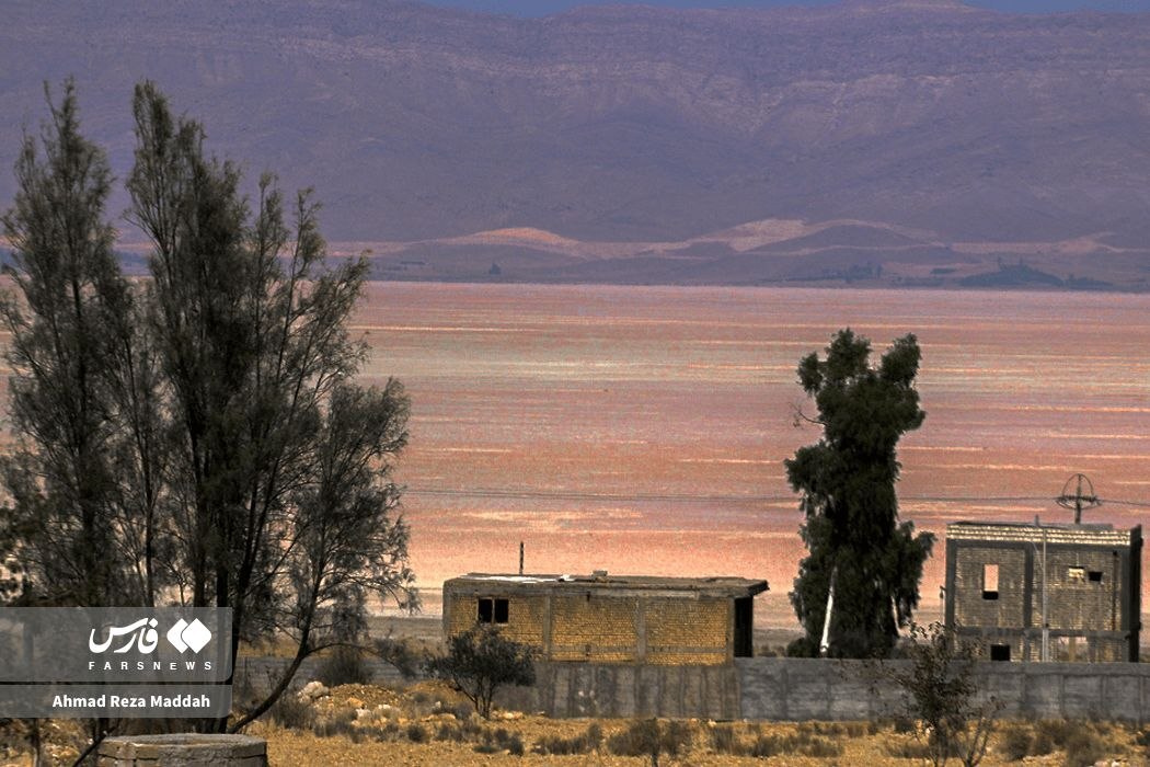 تصاویر تلخ از خشک شدن دریاچۀ مهارلو + تصاویر