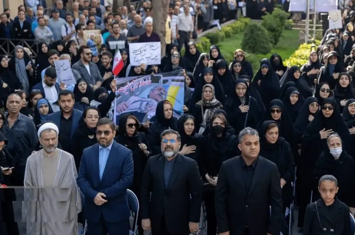 عکس متفاوت از مراسم تشییع محمد کاسبی خبرساز شد عکس متفاوت از مراسم تشییع محمد کاسبی خبرساز شد