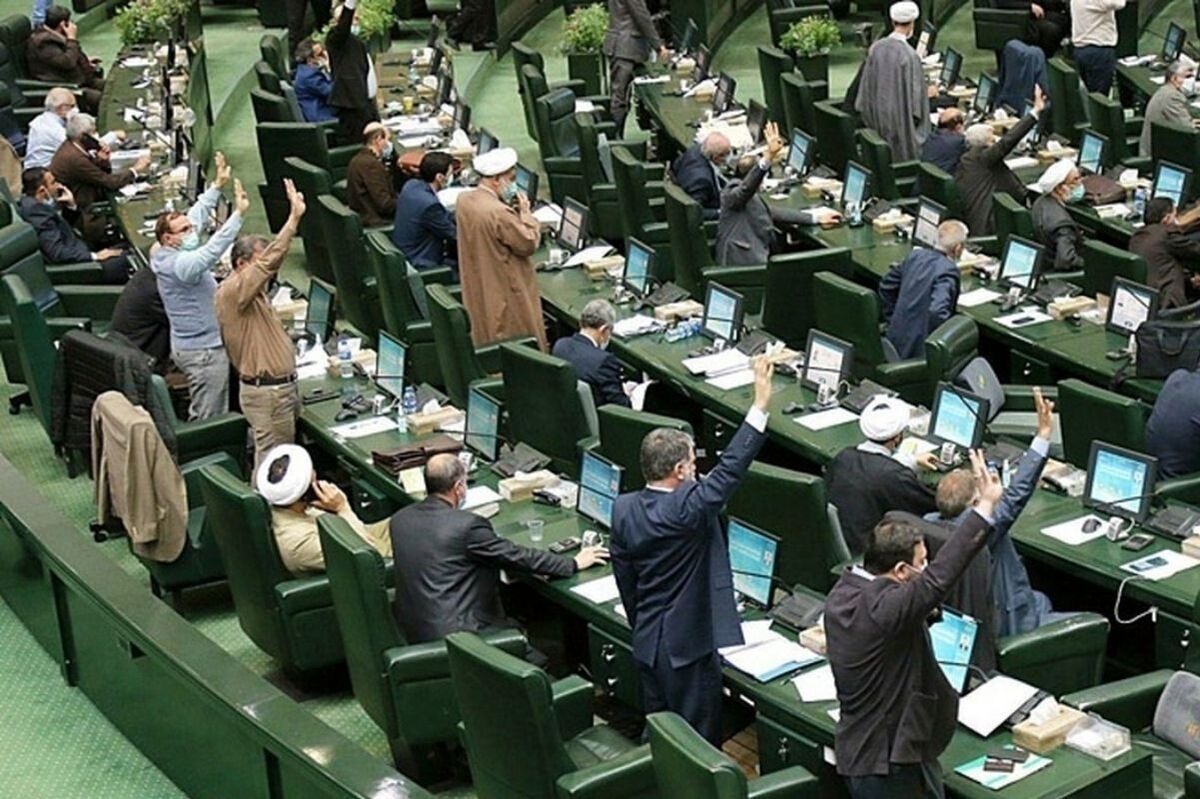 مگر نمایندگان چقدر حقوق میگیرند که میلیاردها پول برای برنده شدنشان خرج میکنند/دفاتر نمایندگان را تعطیل کنید مگر نمایندگان چقدر حقوق میگیرند که میلیاردها پول برای برنده شدنشان خرج میکنند/دفاتر نمایندگان را تعطیل کنید