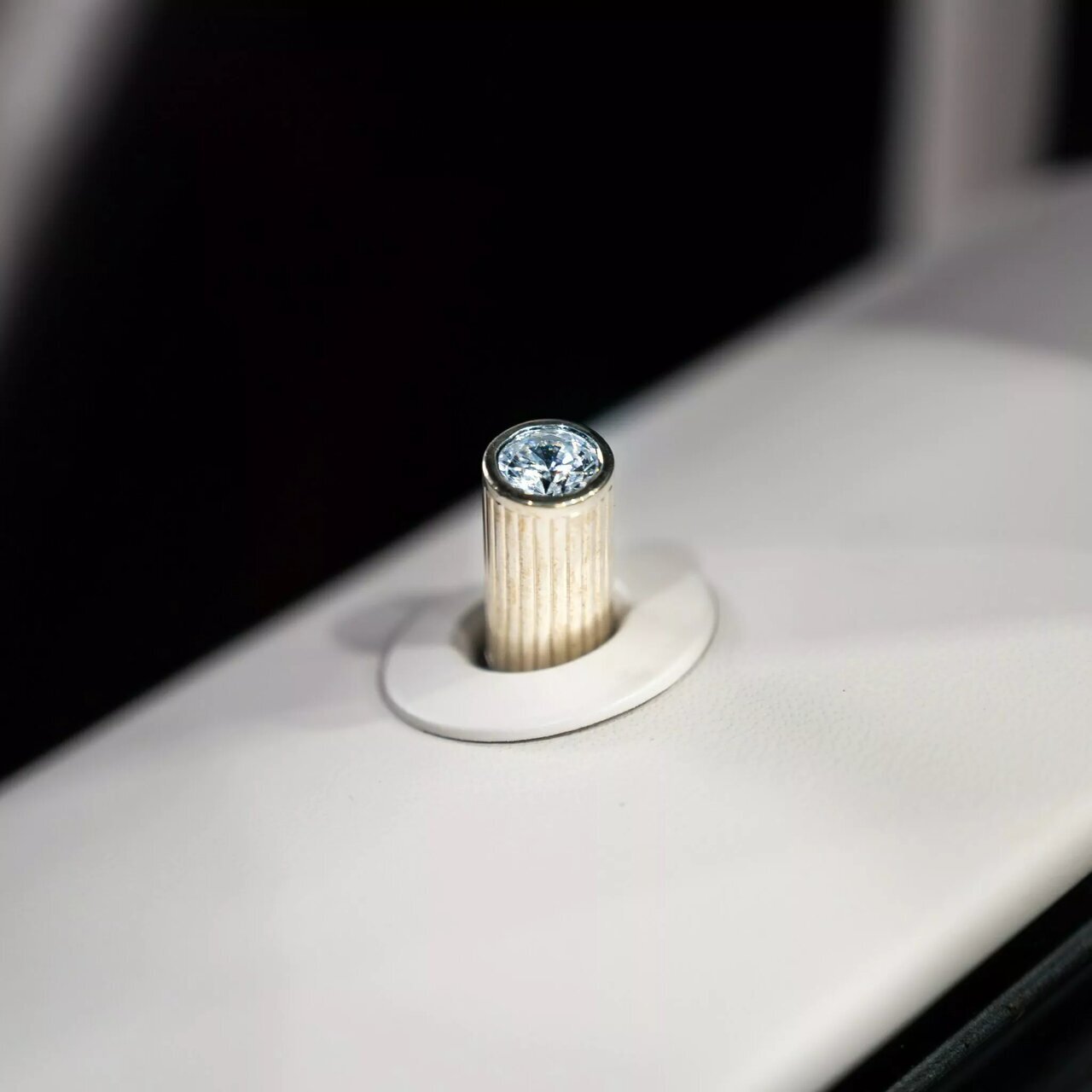 شاسی بلندی ۱۷۰ میلیاردی با پودر الماس و پوست کروکودیل + عکس شاسی بلندی ۱۷۰ میلیاردی با پودر الماس و پوست کروکودیل + عکس