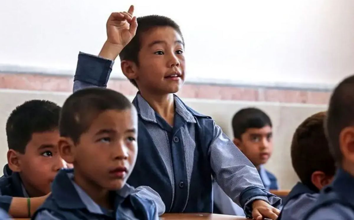 اخراج یک معلم به‌دلیل تحقیر دانش‌آموز افغان+ فیلم
