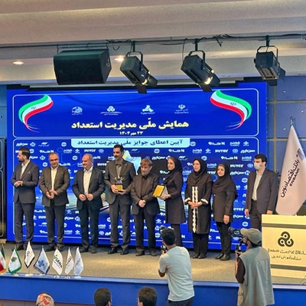 اعطای تندیس طلایی نخستین جایزه ملی مدیریت استعداد به بانک اقتصادنوین اعطای تندیس طلایی نخستین جایزه ملی مدیریت استعداد به بانک اقتصادنوین