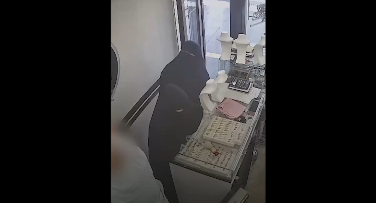 این سارق با پوشش چادر ۲ کیلوگرم طلا دزدید+ فیلم