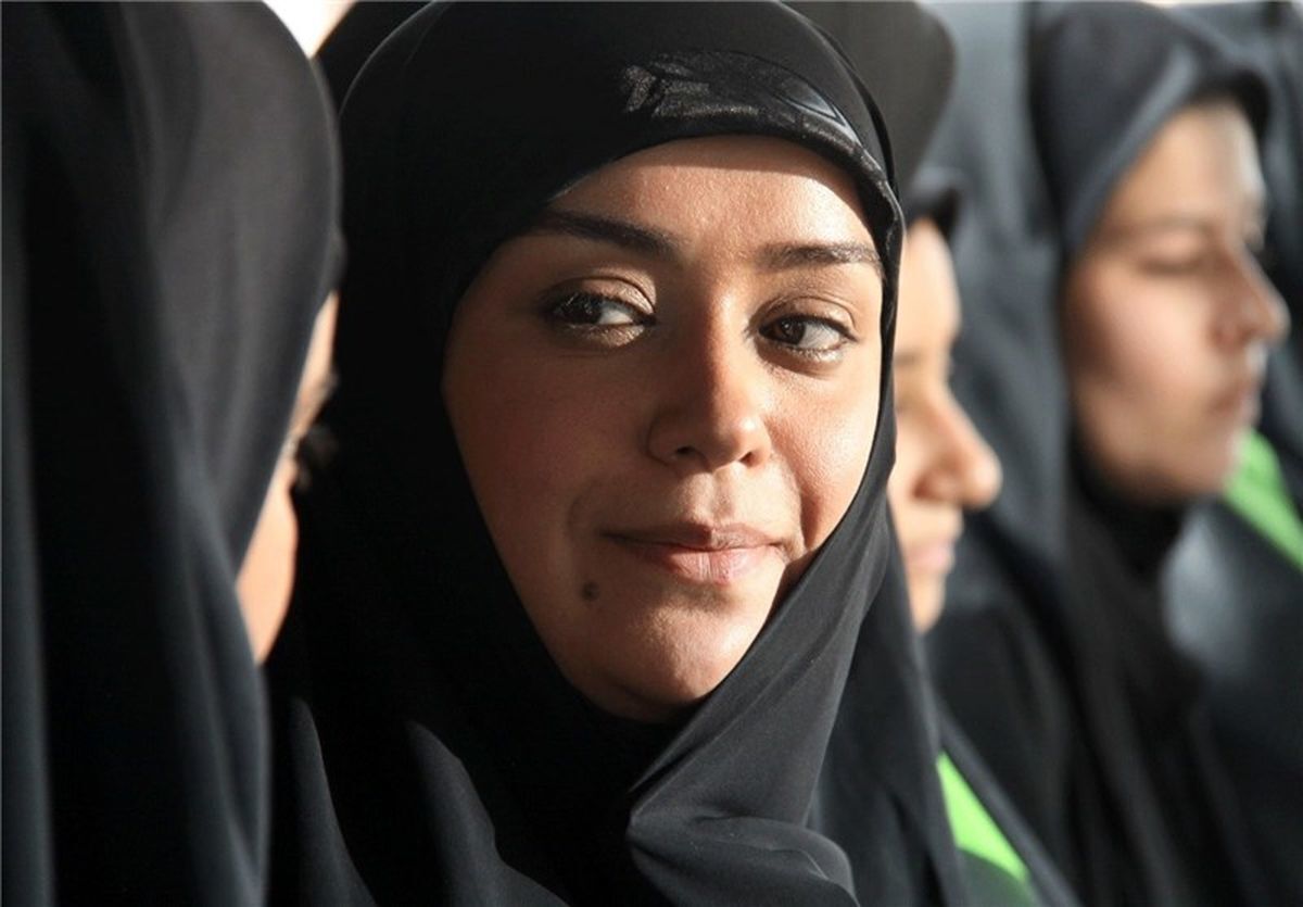  الهام چرخنده عزادار شد/ گریه‌های دردناک چرخنده بر مزار پدرش + فیلم