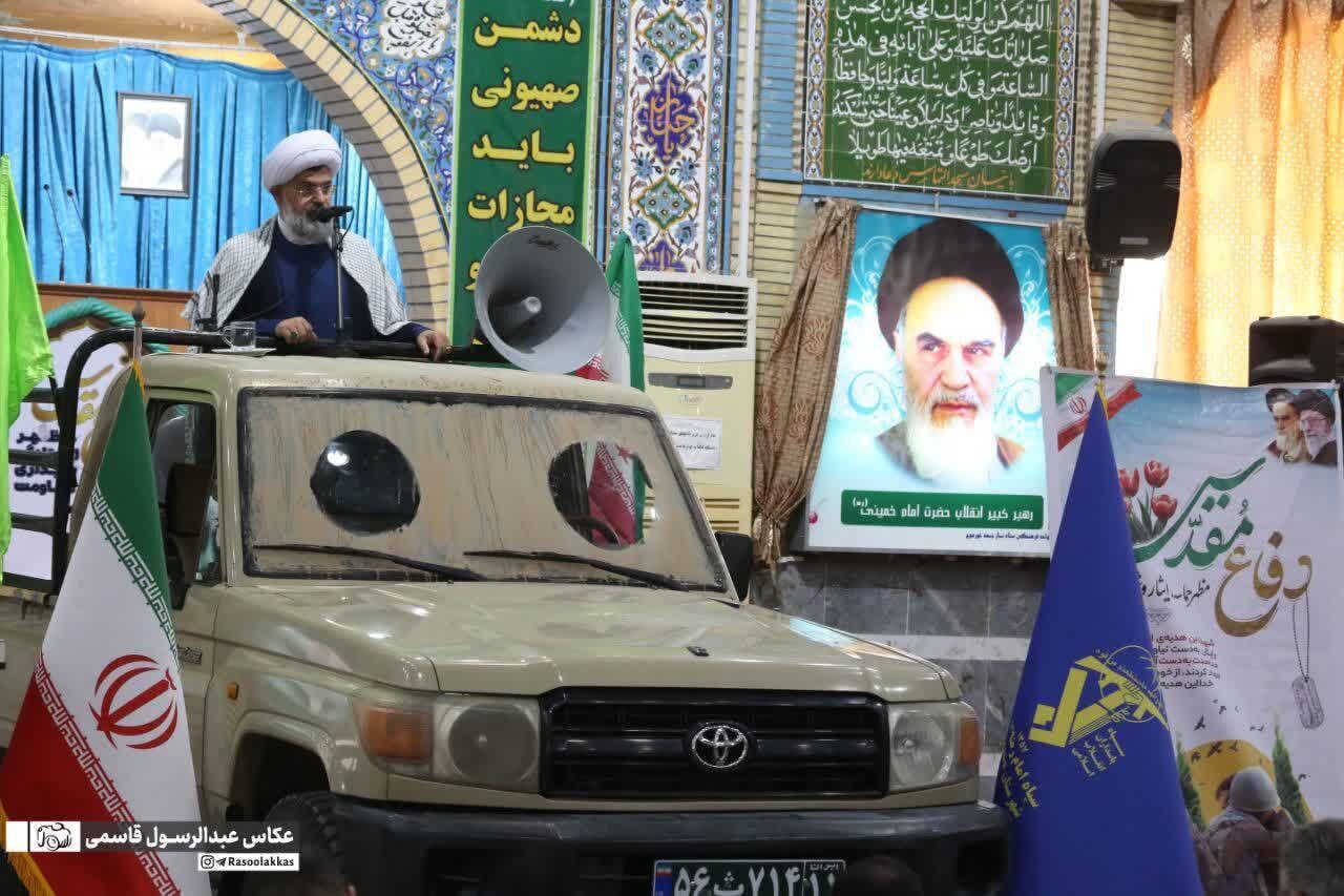 حضور یک روحانی در نماز جمعه  با لندکروز + عکس
