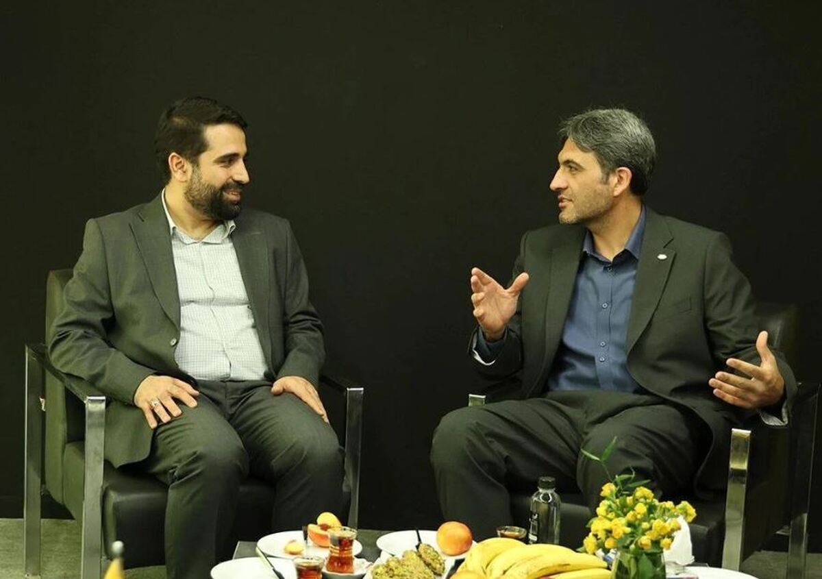 دبیر شورای عالی فضای مجازی از غرفه ایرانسل بازدید کرد