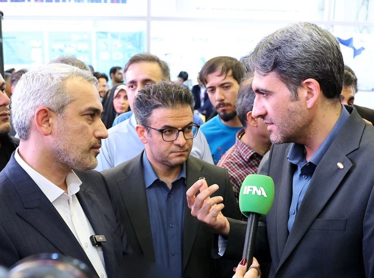بازدید وزیر اقتصاد از غرفه ایرانسل در نمایشگاه الکامپ