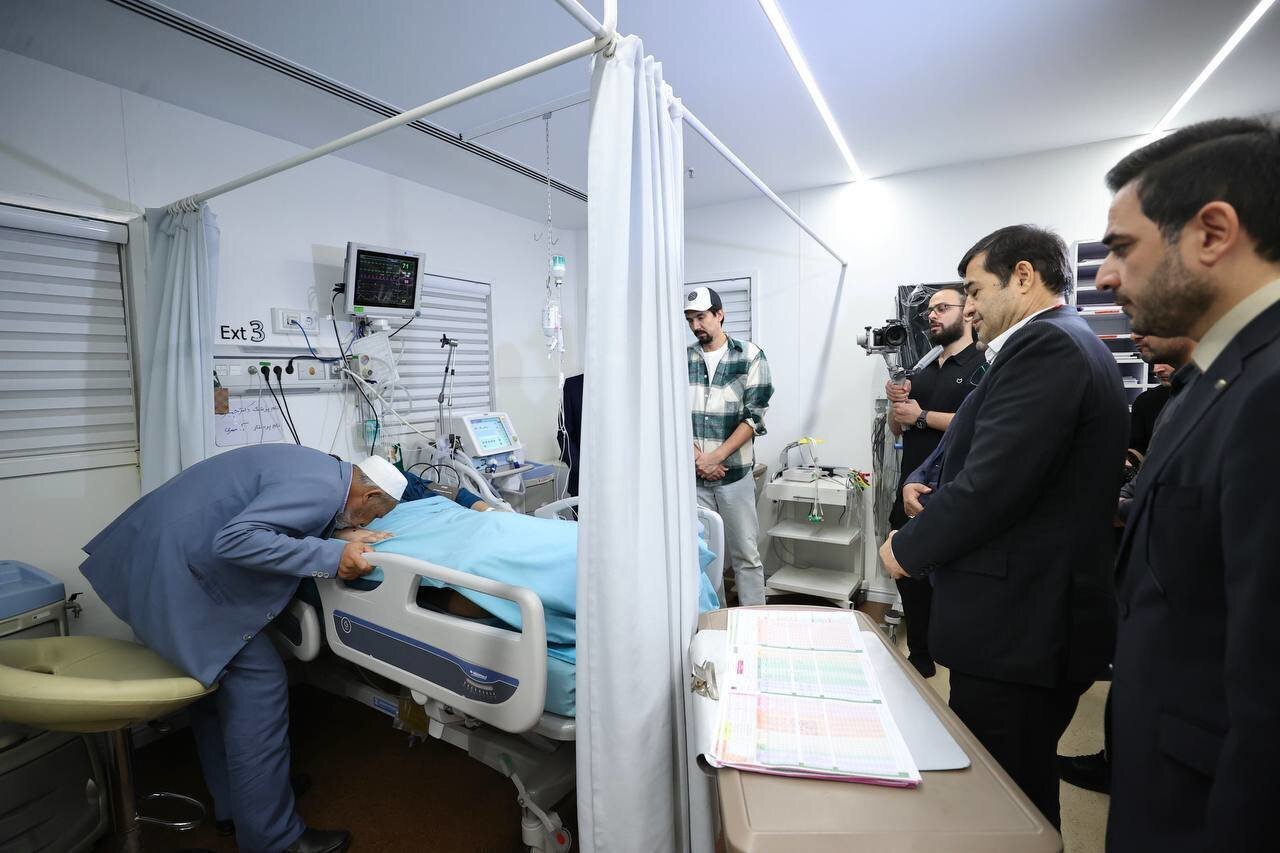 تصویر درناک از صابر کاظمی و پدرش در آی سی یو/ دعا کنید پسرم برگردد