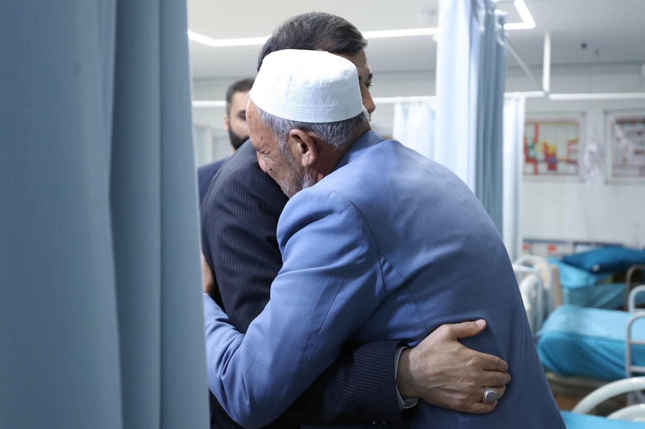 تصویر درناک از صابر کاظمی و پدرش در آی سی یو/ دعا کنید پسرم برگردد