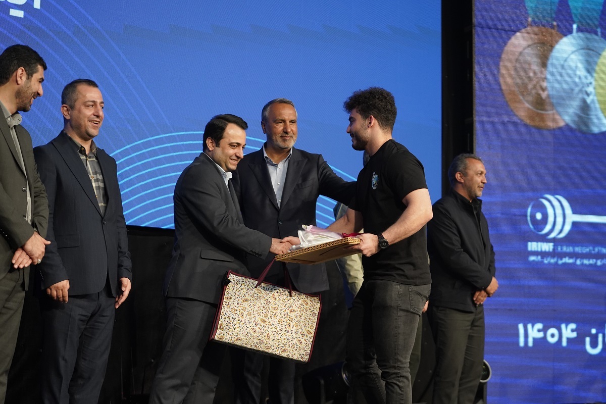 ​تجلیل از قهرمانان تیم ملی وزنه‌برداری در آیین ویژه بانک صادرات ایران / تأکید بر تداوم حمایت از قهرمانی، رفتار پهلوانی و اخلاق ورزشی