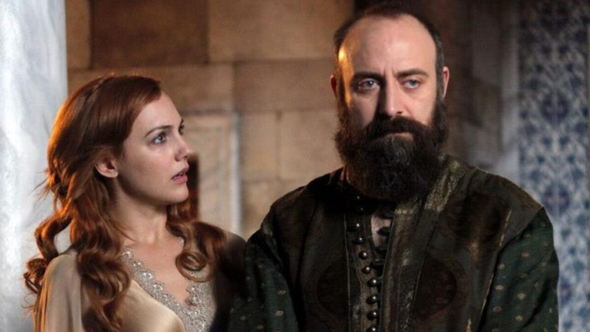 تغییر شوکه کننده چهره سلطان سلیمان در ۵۵ سالگی با استایل رسمی+ عکس