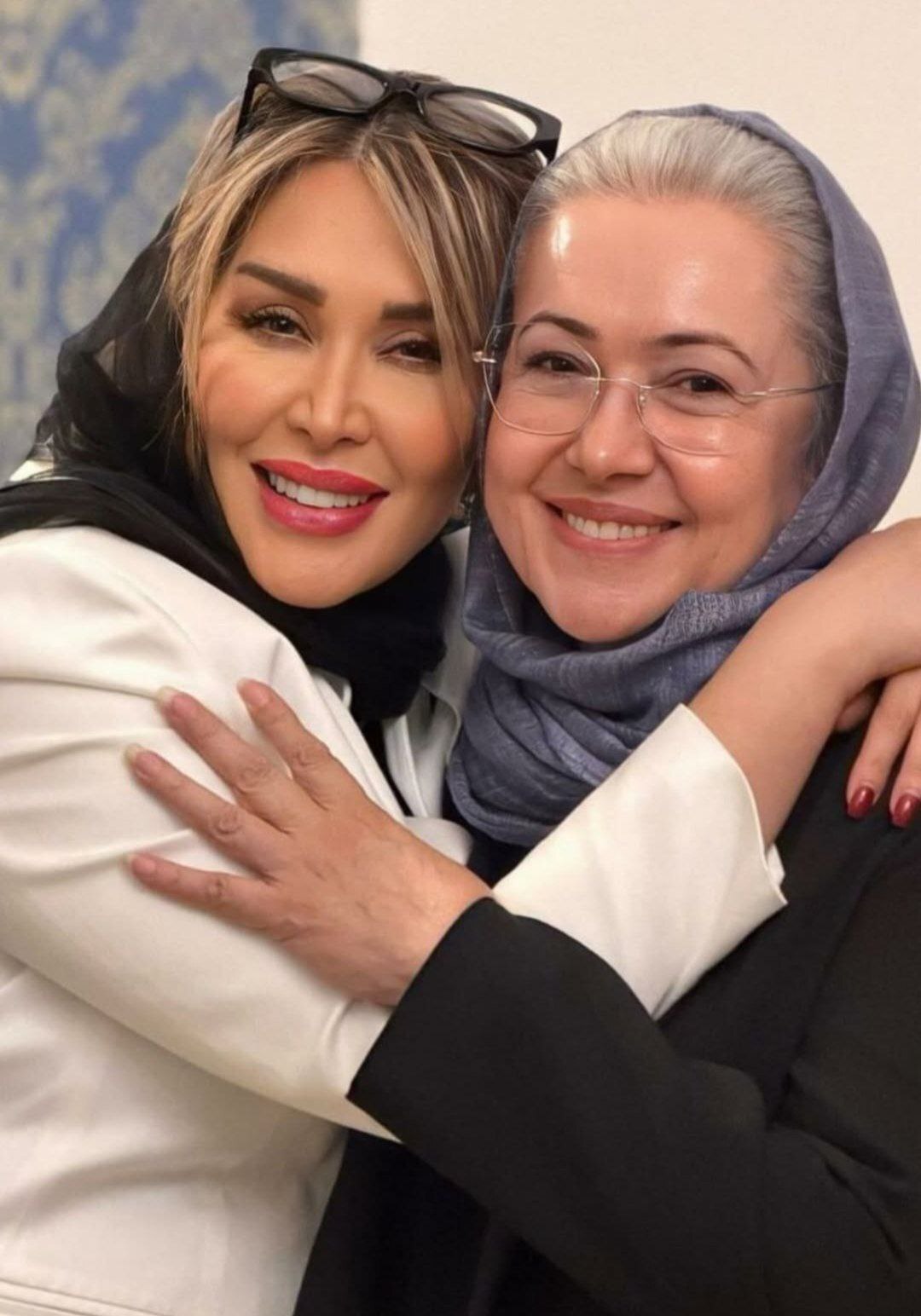 شباهت عجیب سارا منجزی‌پور به مادر جوانش