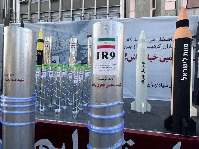 ۱۳ آبان، سالگرد تسخیر لانه جاسوسی/ خودنمایی موشک و سانتریفیوژ در خیابان+ عکس