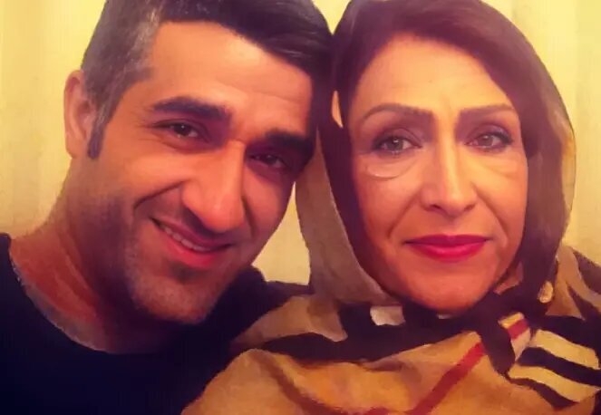 چهره خندان پژمان جمشیدی در کنار مادرش + عکس چهره خندان پژمان جمشیدی در کنار مادرش + عکس