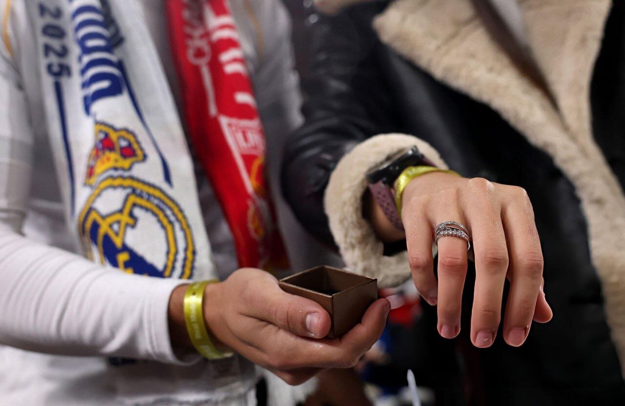 صحنهای عجیب در بازی رئال مادرید - لیورپول / خواستگاری در حساسترین بازی لیگ قهرمانان + تصاویر صحنهای عجیب در بازی رئال مادرید - لیورپول / خواستگاری در حساسترین بازی لیگ قهرمانان + تصاویر