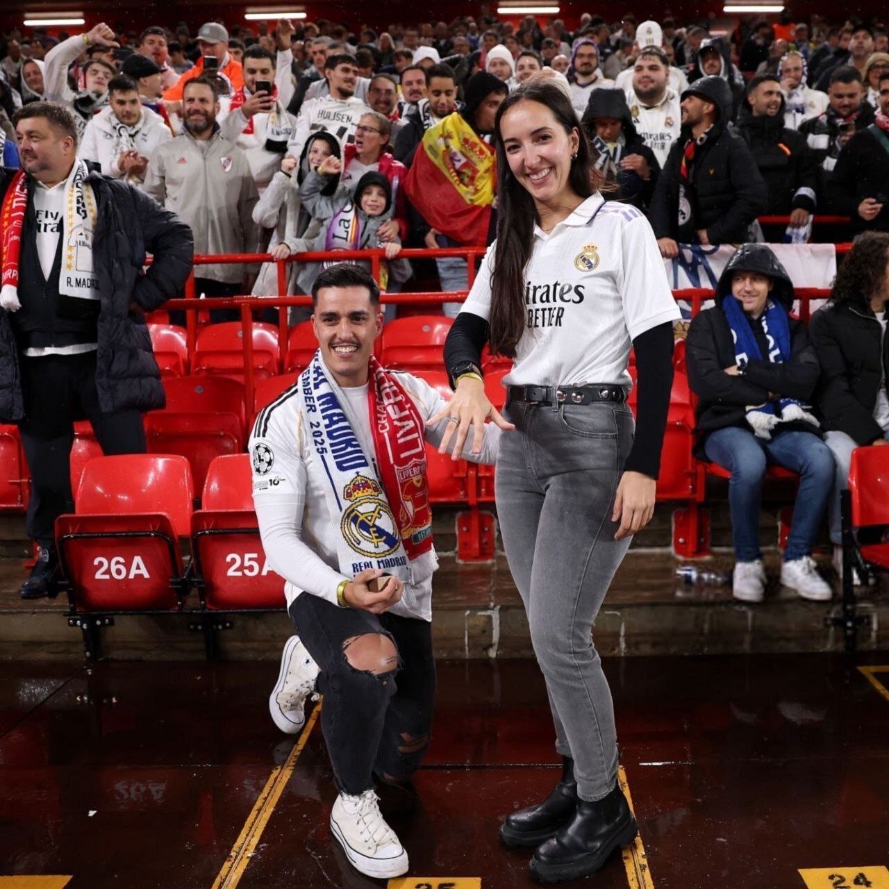 صحنهای عجیب در بازی رئال مادرید - لیورپول / خواستگاری در حساسترین بازی لیگ قهرمانان + تصاویر صحنهای عجیب در بازی رئال مادرید - لیورپول / خواستگاری در حساسترین بازی لیگ قهرمانان + تصاویر