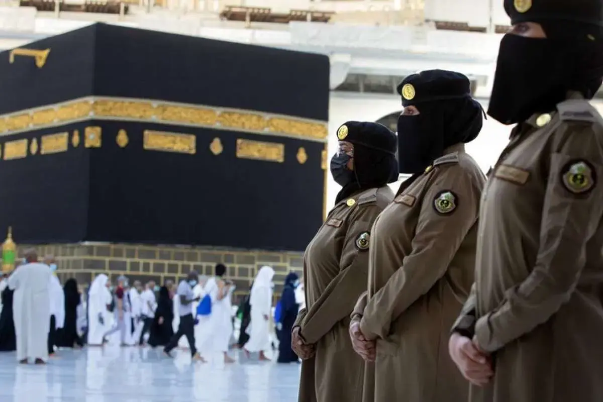 درگیری بین مامور امنیتی و یکی از زائران خانه خدا + فیلم