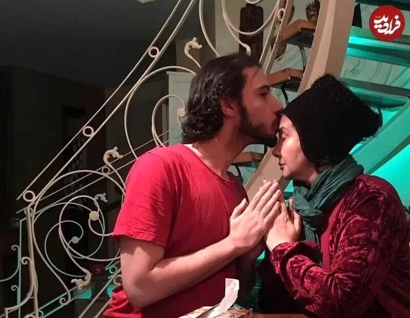 بوسه پسر جوان بر پیشانی کتایون ریاحی + عکس