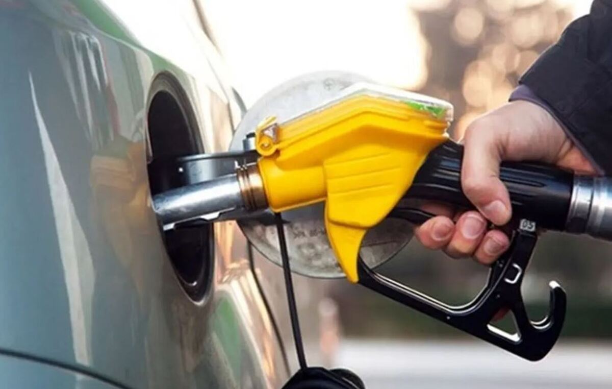 تذکر آذری‌جهرمی درمورد افزایش قیمت بنزین/ روی دیوار سفره مردم یادگاری ننویسید