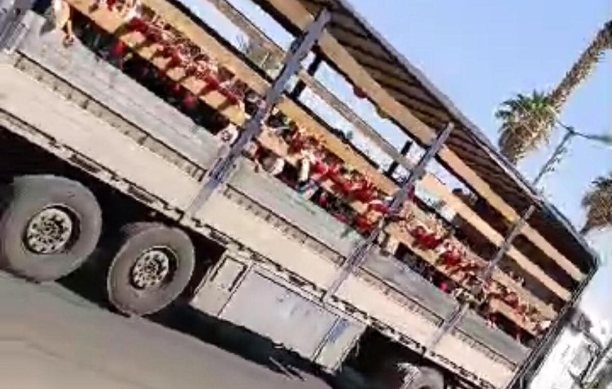 اقدام عجیب بک مدرسه در جهرم/ انتقال دانش‌آموزان با کامیون+ تصویر