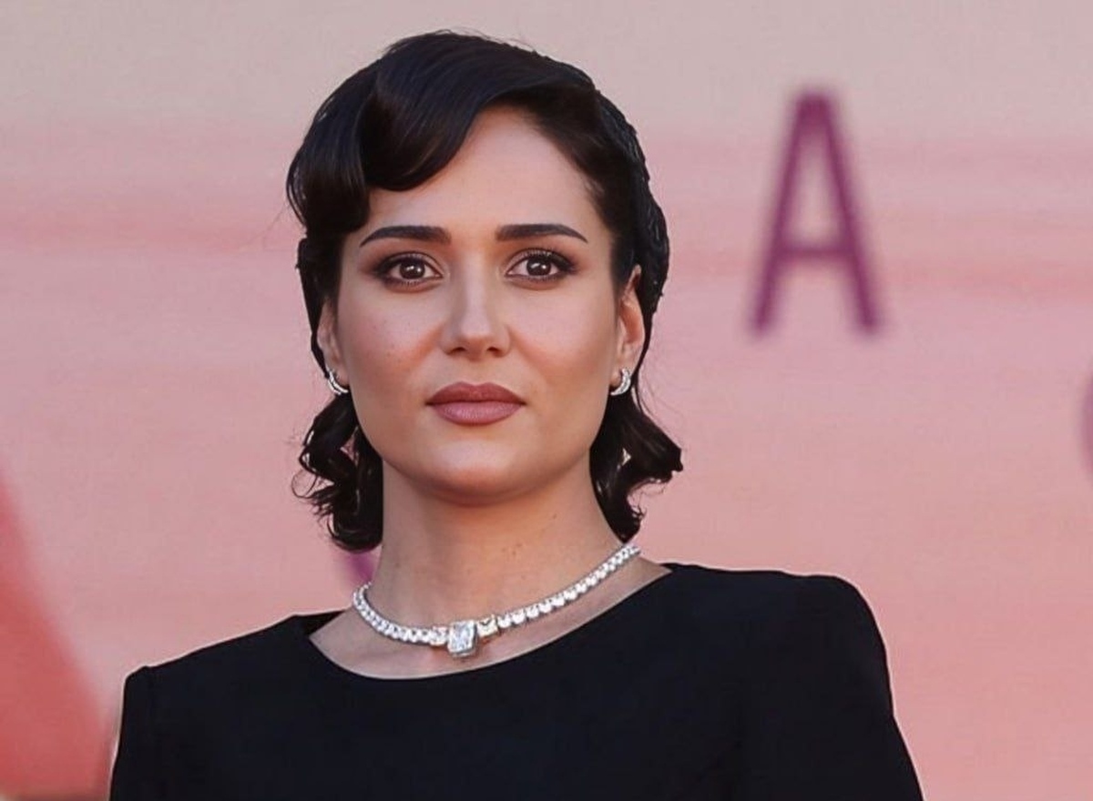 تیپ خاص و دیدنی پریناز ایزدیار با کلاه اسپرت در دل جنگل+ عکس