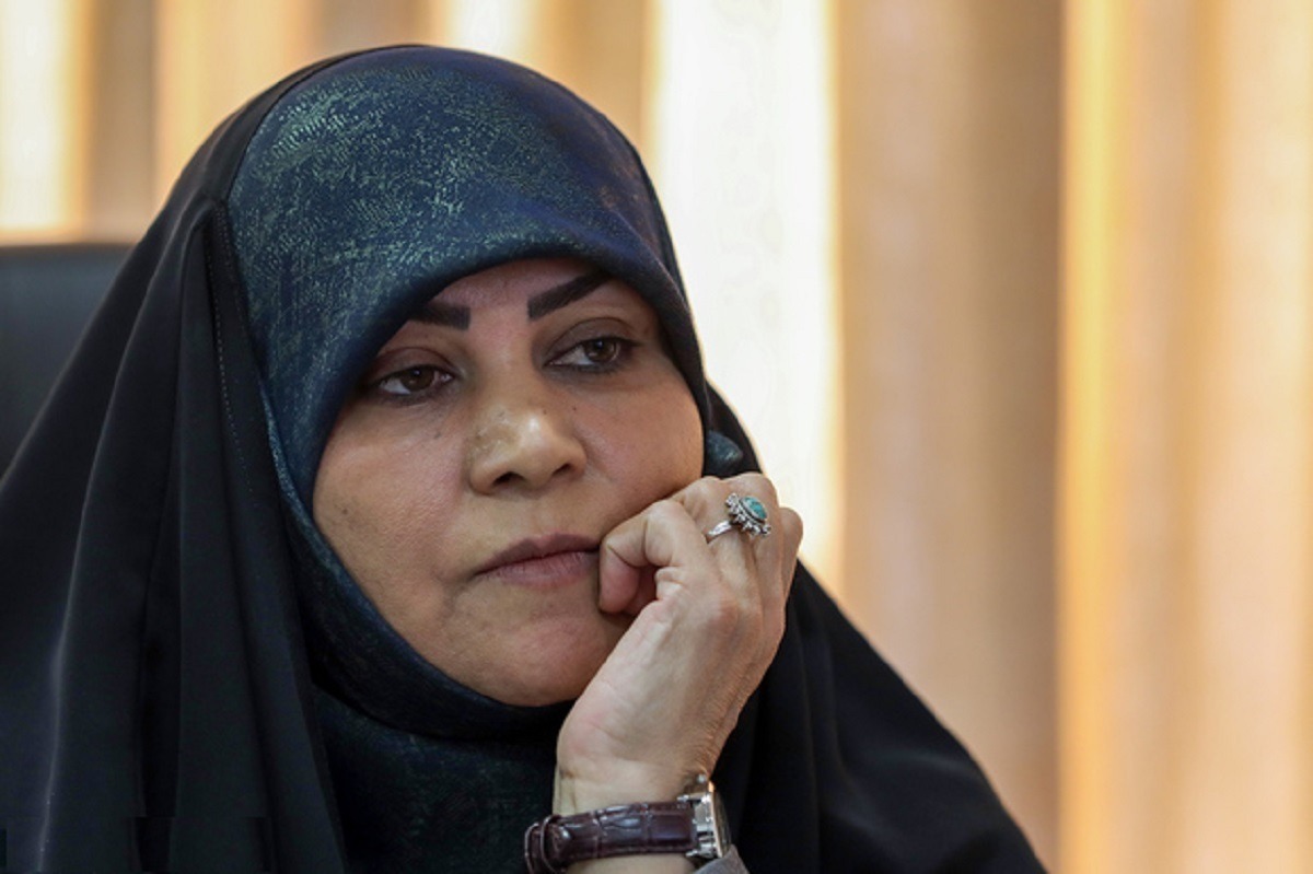 حمله سکینه پاد به میثم نیلی: چرا خود را برادر داماد رئیسی معرفی می‌کنید؟