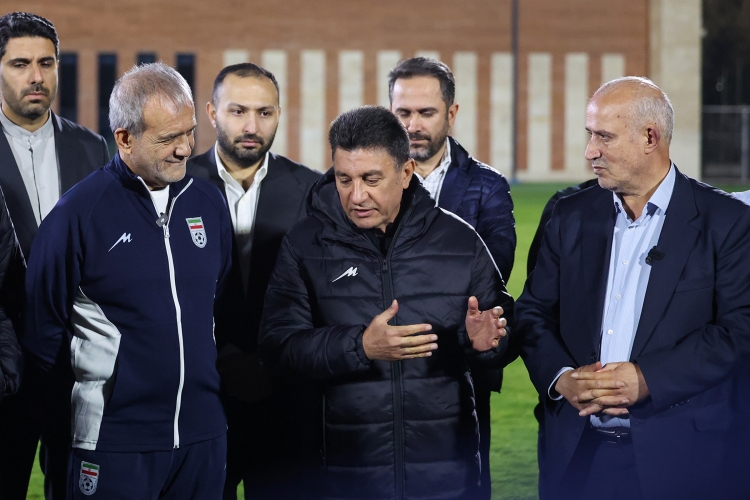 پزشکیان با لباس ورزشی در جمع شاگردان قلعهنویی پزشکیان با لباس ورزشی در جمع شاگردان قلعهنویی