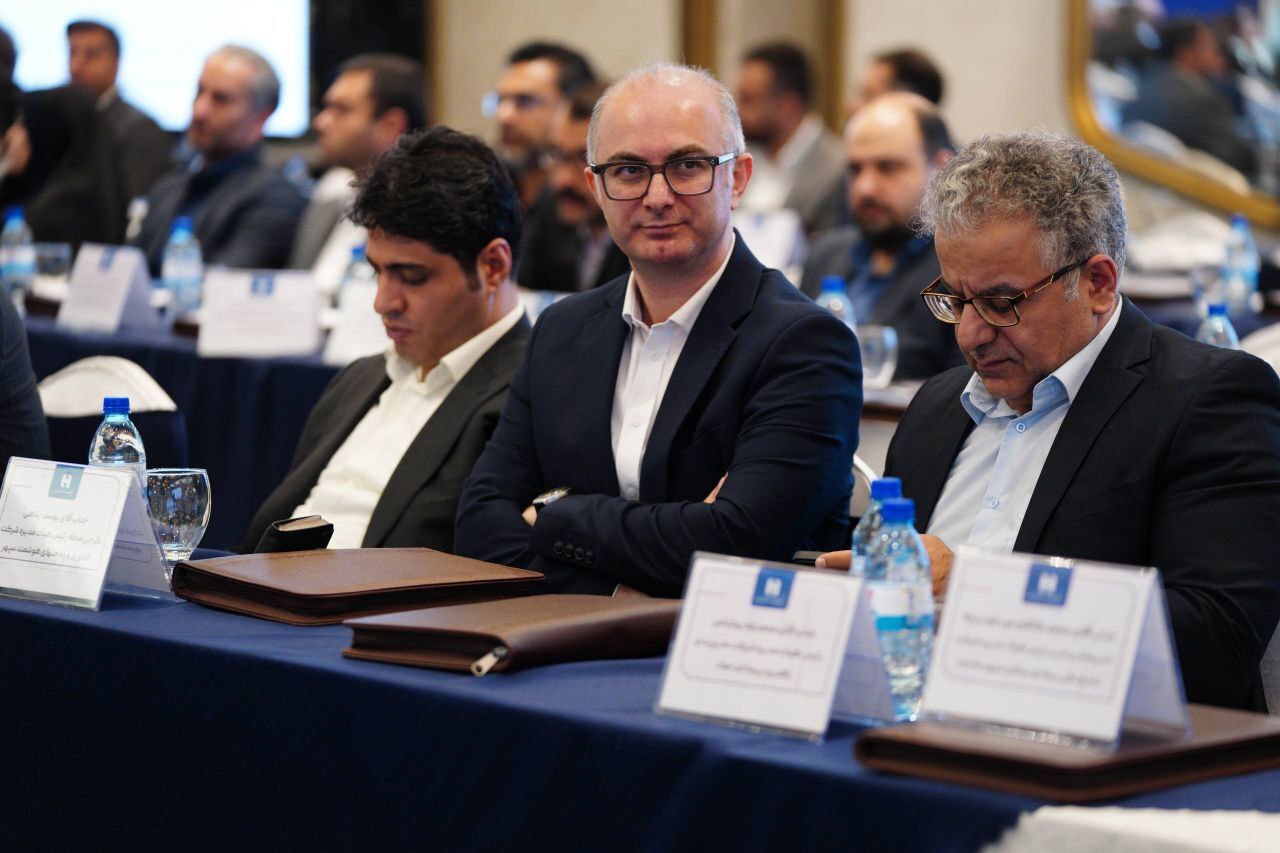 راهبرد بانک صادرات ایران خروج از بنگاهداری و تمرکز بر فعالیتهای مولد و شفاف است راهبرد بانک صادرات ایران خروج از بنگاهداری و تمرکز بر فعالیتهای مولد و شفاف است