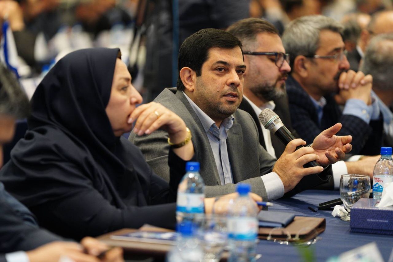 راهبرد بانک صادرات ایران خروج از بنگاهداری و تمرکز بر فعالیتهای مولد و شفاف است راهبرد بانک صادرات ایران خروج از بنگاهداری و تمرکز بر فعالیتهای مولد و شفاف است