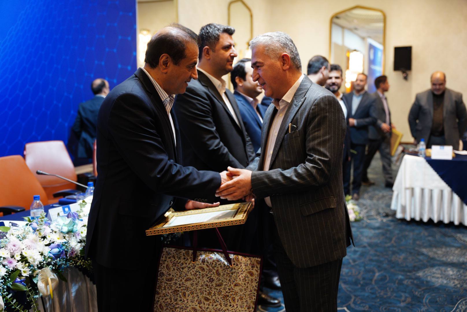 راهبرد بانک صادرات ایران خروج از بنگاهداری و تمرکز بر فعالیتهای مولد و شفاف است راهبرد بانک صادرات ایران خروج از بنگاهداری و تمرکز بر فعالیتهای مولد و شفاف است