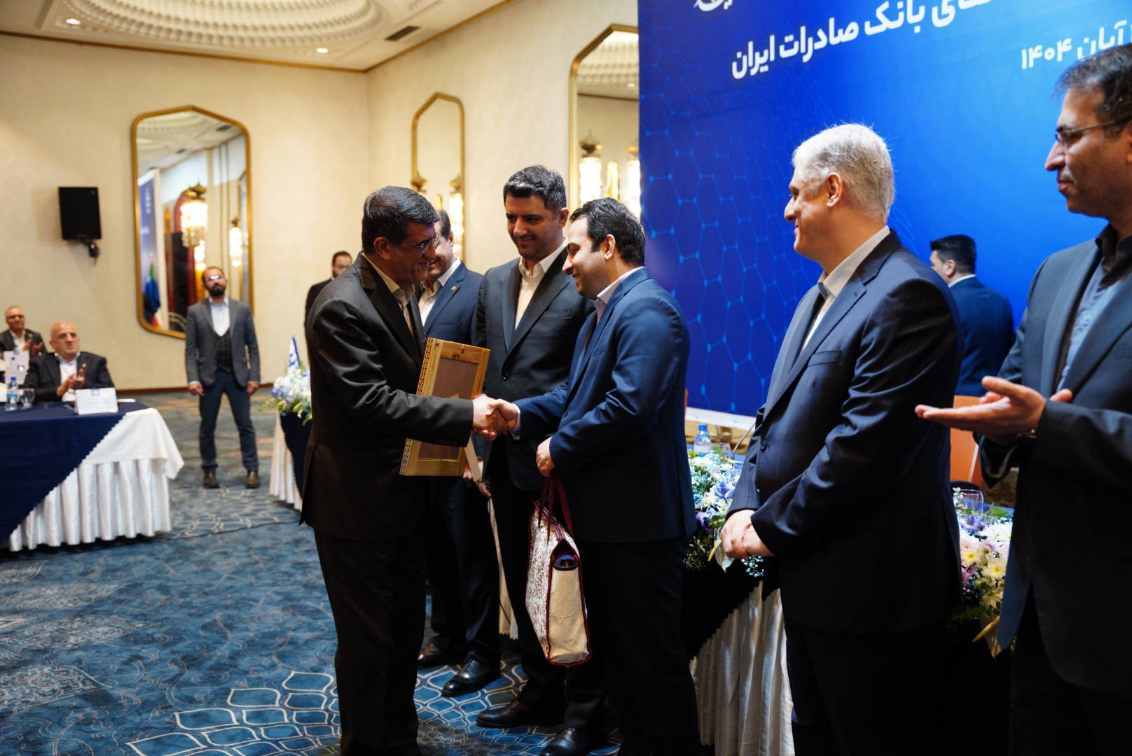 راهبرد بانک صادرات ایران خروج از بنگاهداری و تمرکز بر فعالیتهای مولد و شفاف است راهبرد بانک صادرات ایران خروج از بنگاهداری و تمرکز بر فعالیتهای مولد و شفاف است