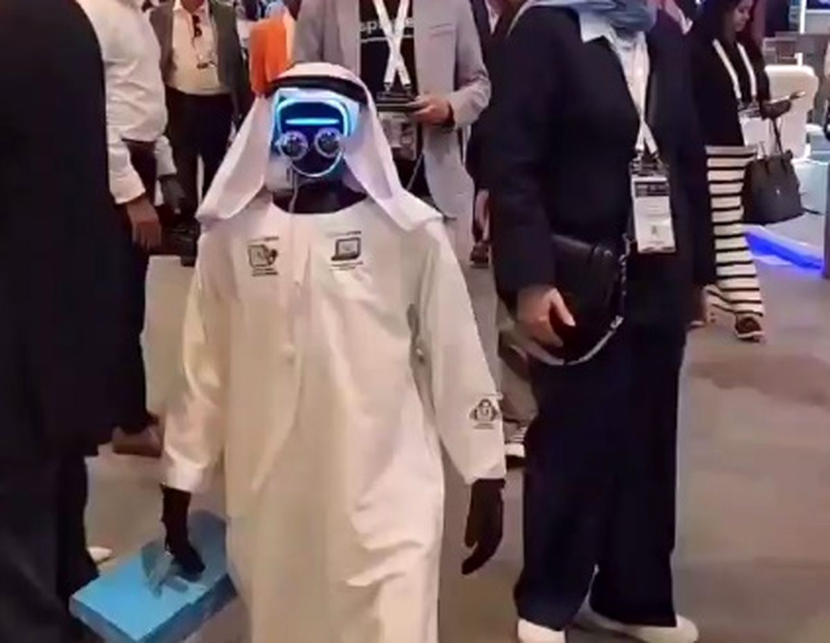 حضور یک ربات چینی با لباس عربی در نمایشگاه جیتکس+ فیلم حضور یک ربات چینی با لباس عربی در نمایشگاه جیتکس+ فیلم