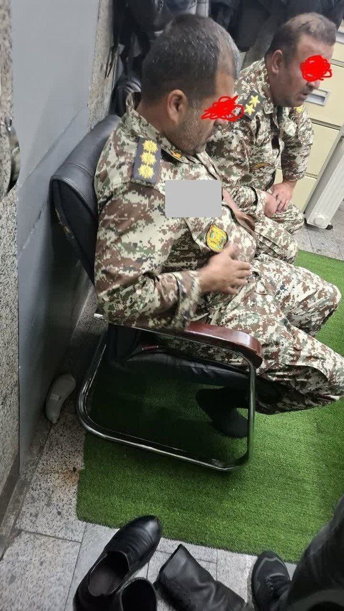 دو ارتشی با پرچم شیر و خورشید در مترو تهران / ماجرا چه بود؟ + فیلم