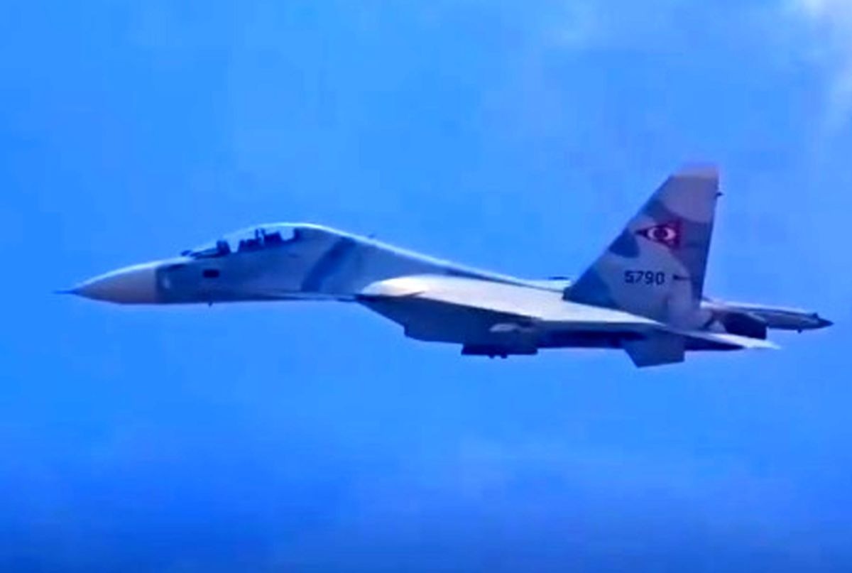 آغاز پرواز جنگنده‌های اف۱۶ و سوخو ۳۰ در آسمان / جنگ نزدیک شد + فیلم