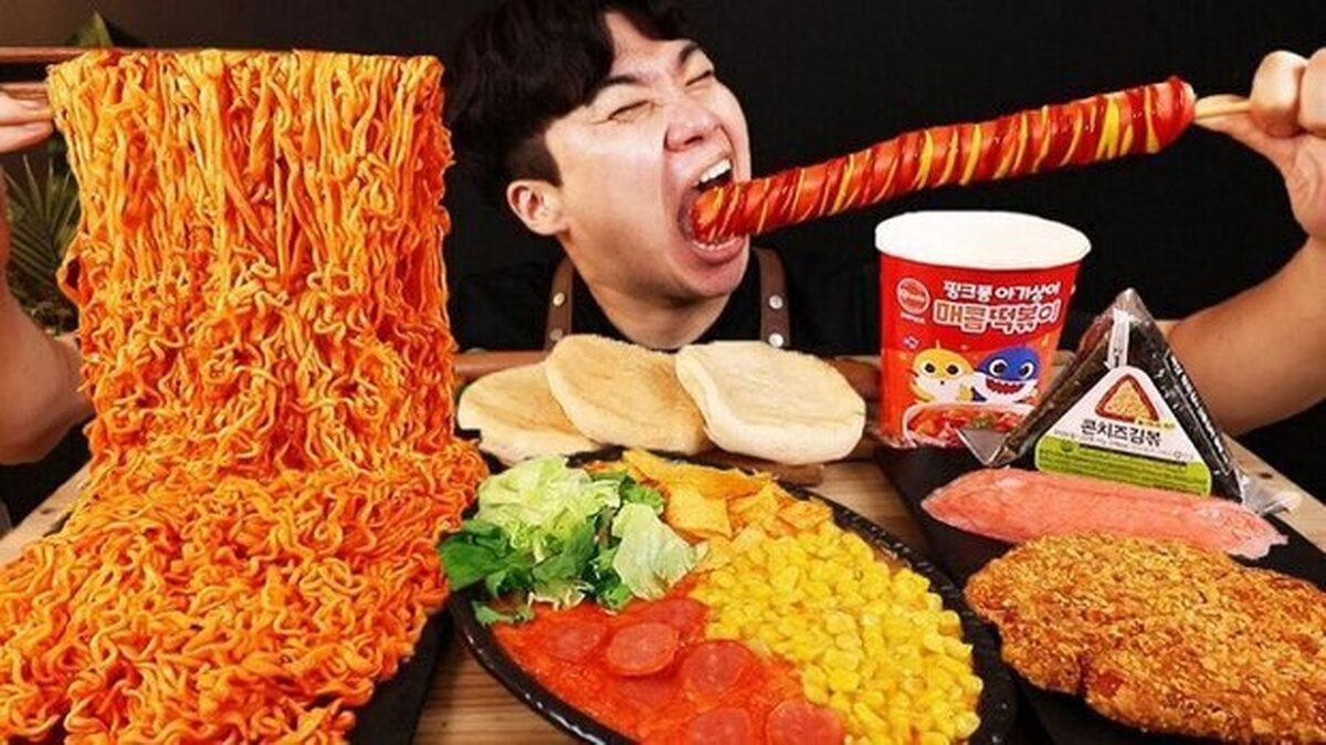 چرا به دیدن ویدئو‌های فودبلاگر‌ها معتاد می‌شویم؟