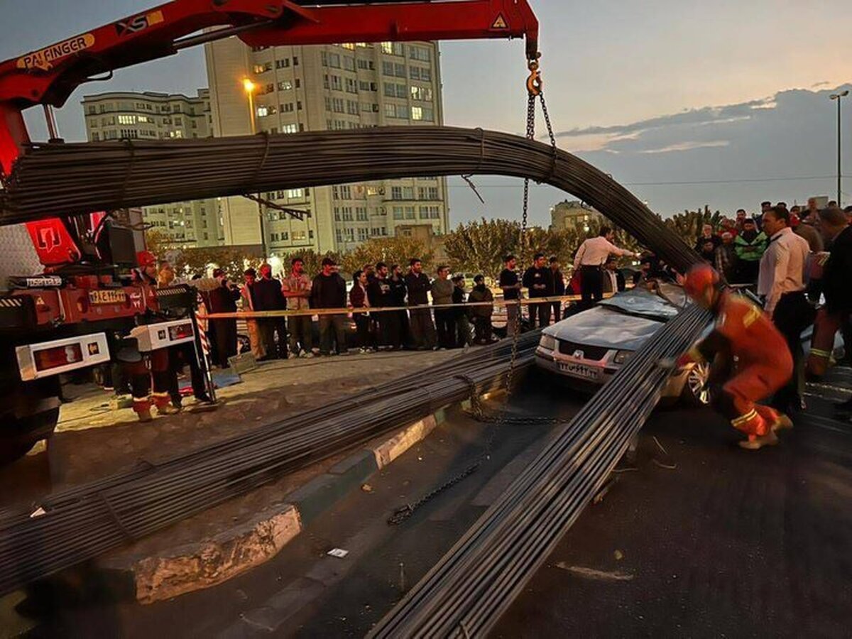 واژگونی وحشتناک کامیون حامل میلگرد در شهران/ سمند له شد + تصاویر